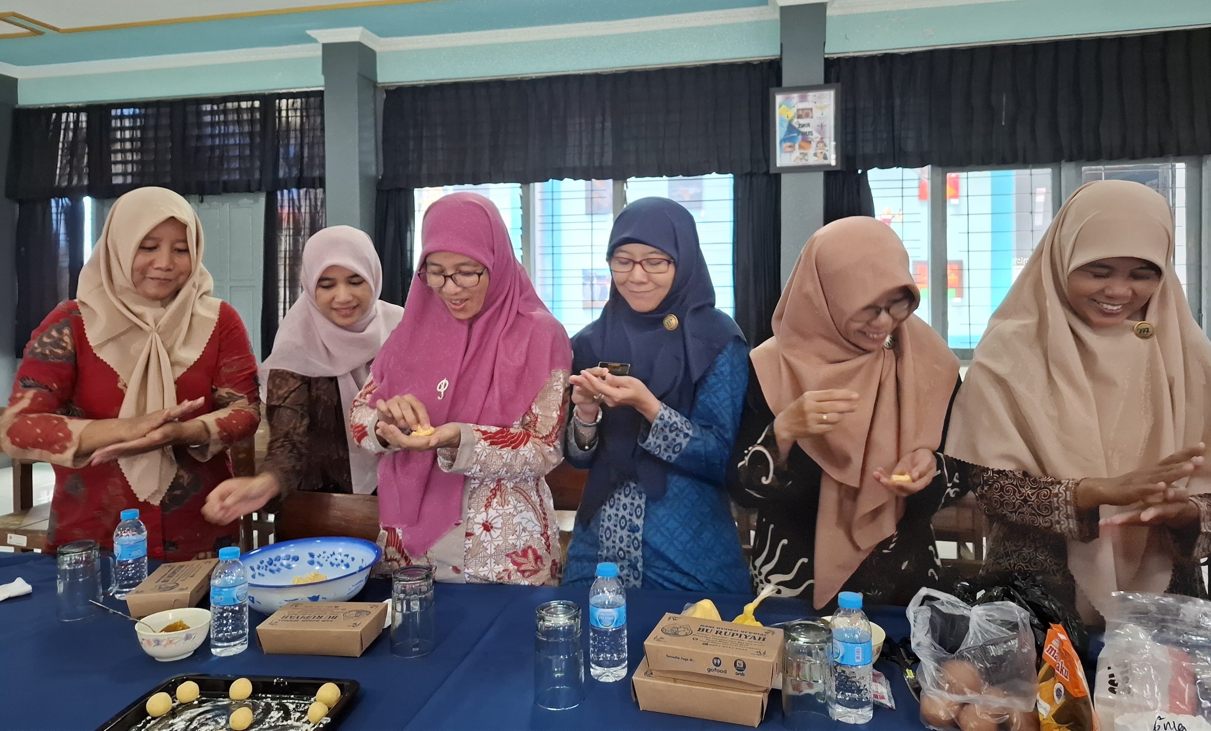 Membuat Kue Nastar Bersama Dharma Wanita Persatuan SMAN 1 Wonosari